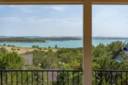 Serene Comfort in Canyon Lake - Image 5