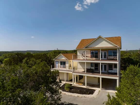 Serene Comfort in Canyon Lake - Image 2