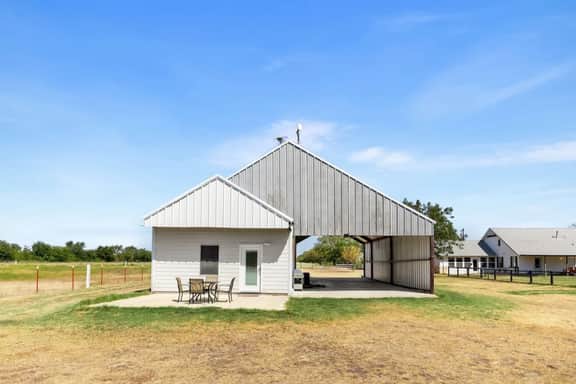 10 Mins to Baylor w/ RV HUps & Horse Stables - Image 5
