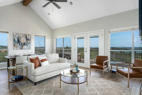 Serene Comfort in Canyon Lake - Image 1